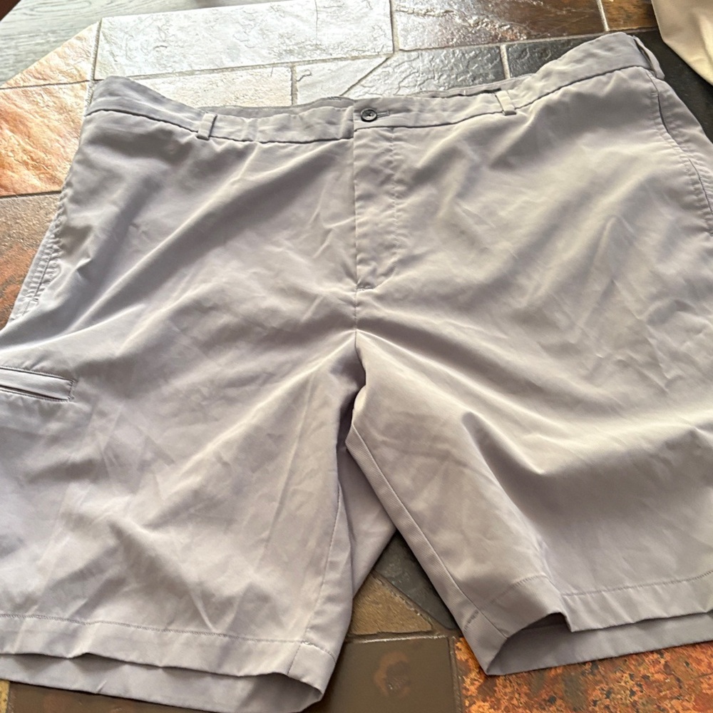 Greg Norman Collection Men's Light Gray Flat Front Shorts. Size 42 excellent